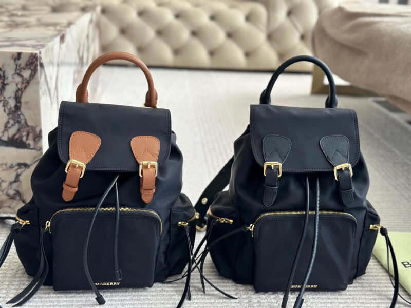 195a85ae8c.jpg 230 without box
size:28*32cm
Bur backpack
Waterproof nylon material paired with cowhide!
Ultra light and convenient!
The hardware is very shiny ?
My favorite is the metal chain on the lower half of the strap
Soft and comfortable behind!