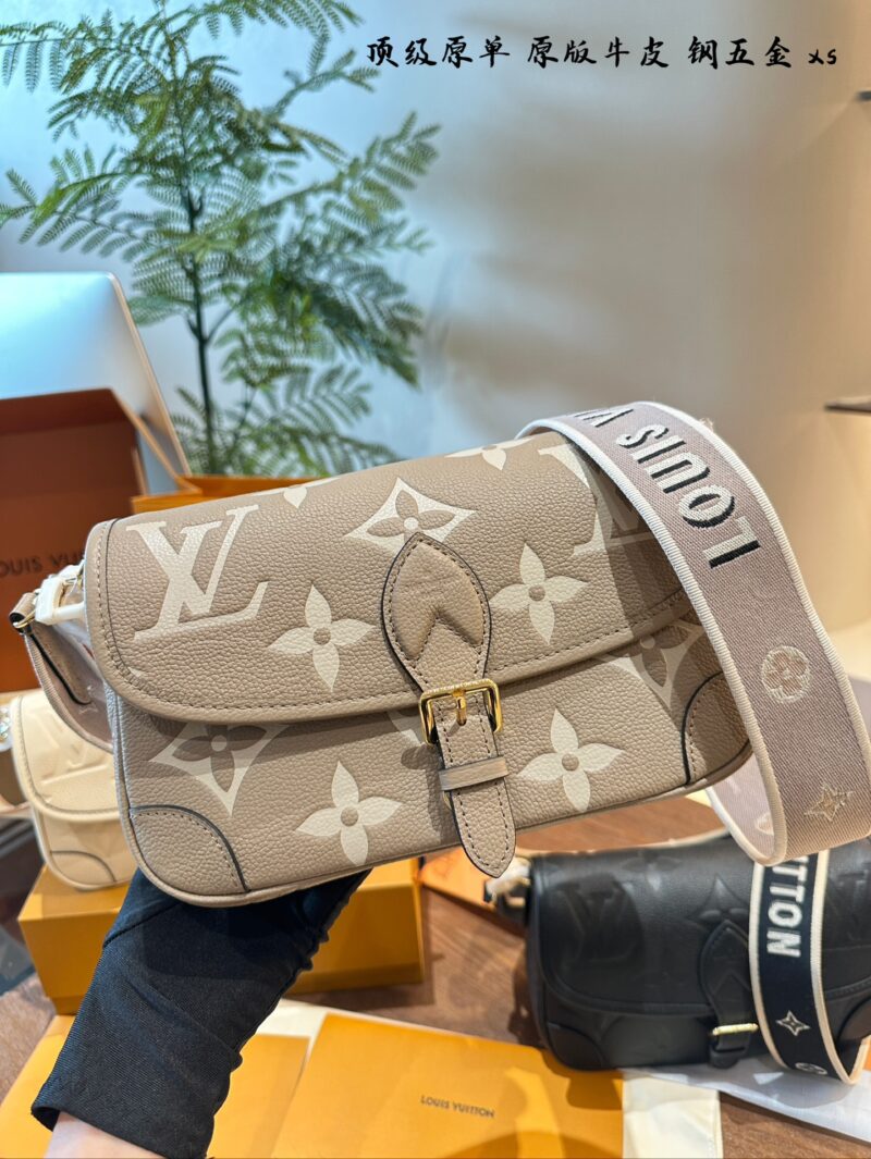 Full leather embossed baguette p420
This Diane handbag is made from Louis Vuitton's classic Monogram
Empreinte embossed leather weaves the brand logo into a detachable wide jacquard shoulder strap, adding a crossbody option in addition to the detacha...