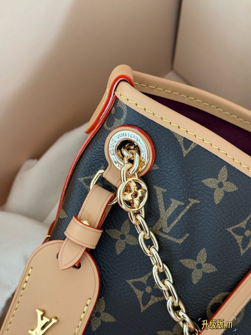 199a7f851d.jpg 240 box upgrade version
size:26*17cm
L's Carryall BB has finally arrived
Package body with sliding metal chain
More exquisite!
Small girls are blessed with easy matching of various clothing styles!