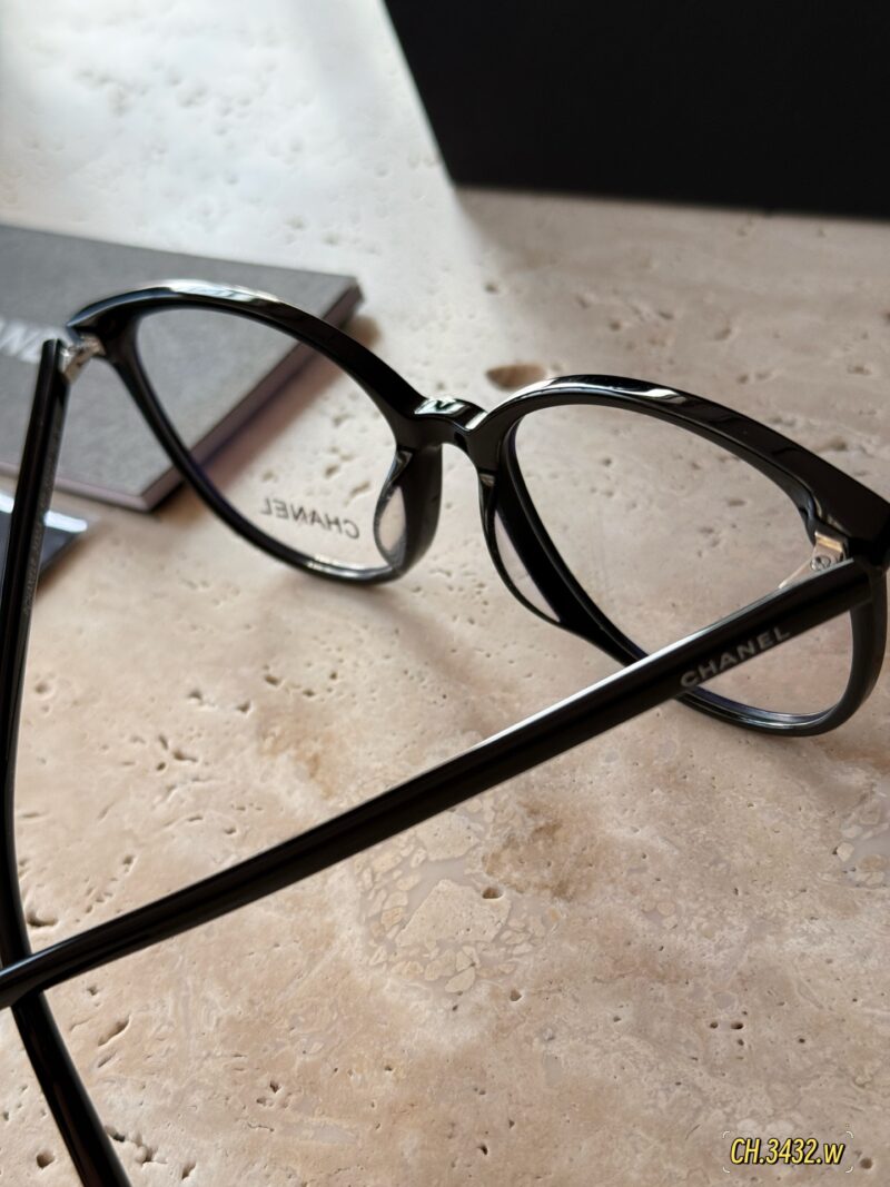 19a3982323.jpg 195 with packaging
Xiaoxiang 3432 has such a high sense of intelligence!!
Whether in terms of appearance or comfort
They are all stir fried chicken sticks
Lightweight frame suitable for various face shapes
It's really versatile
Wearing it gives me an...