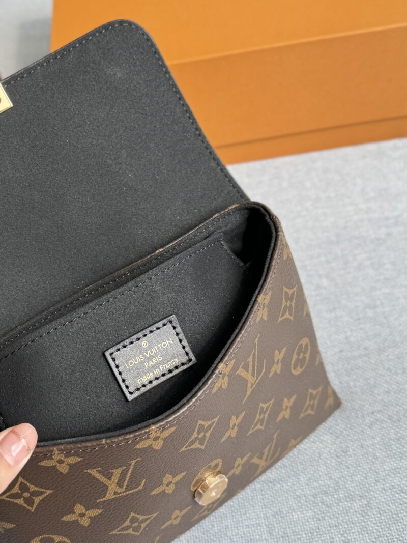 19b4a4dff1.jpg 220 Complete Gift Box Set
size:22×15
LV Locky BB Lock Head Bag Shoulder Cross Shoulder Handbag Heavy Metal Steel Hardware 163 Variable Frequency Chip
Never buy LV locky bb lock bag because you will really fall in love with this bag
Design of cowhi...