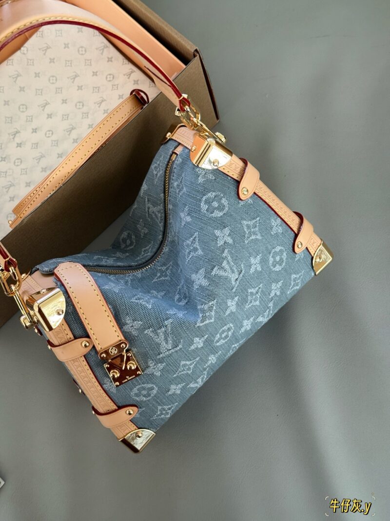19b8489629.jpg 270 box upgrade version y
size:23*16cm
Ljia 25trunk Rocket New Bag
Sidetrunk washed denim!!
This season's sailing series is all great!
√ Cowboy blue is gentle and versatile
Super Western style upupupup
Search Lv Soft Box (Box)