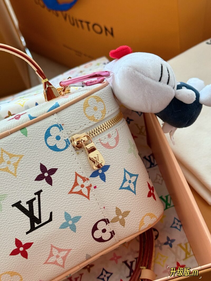 19c40d199a.jpg 310 box upgrade version
size:19*12cm
L Home Vanity Small Box White Tri Color
?? Equipped with two shoulder straps and cute dolls
Super convenient and practical!
Who really sees who falls in love
The feeling of sinking at a glance upon seeing th...