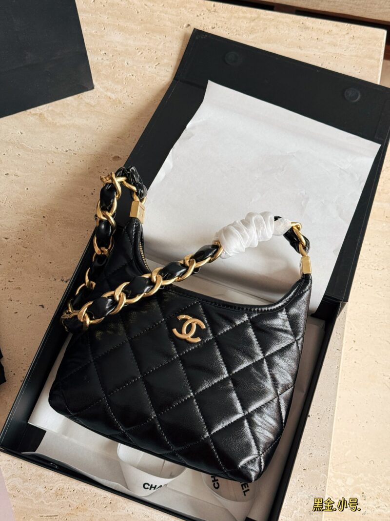 19d6ffdcca.jpg Box oil wax skin
Size: 22 * 16cm (small)
26.5 * 17cm (medium)
30 * 23cm (large)
24Ahobo Xiaoxiang's home
Xiangxiang loves new styles recently
Hobo armpit bag exudes a strong atmosphere, who knows!! good-looking!