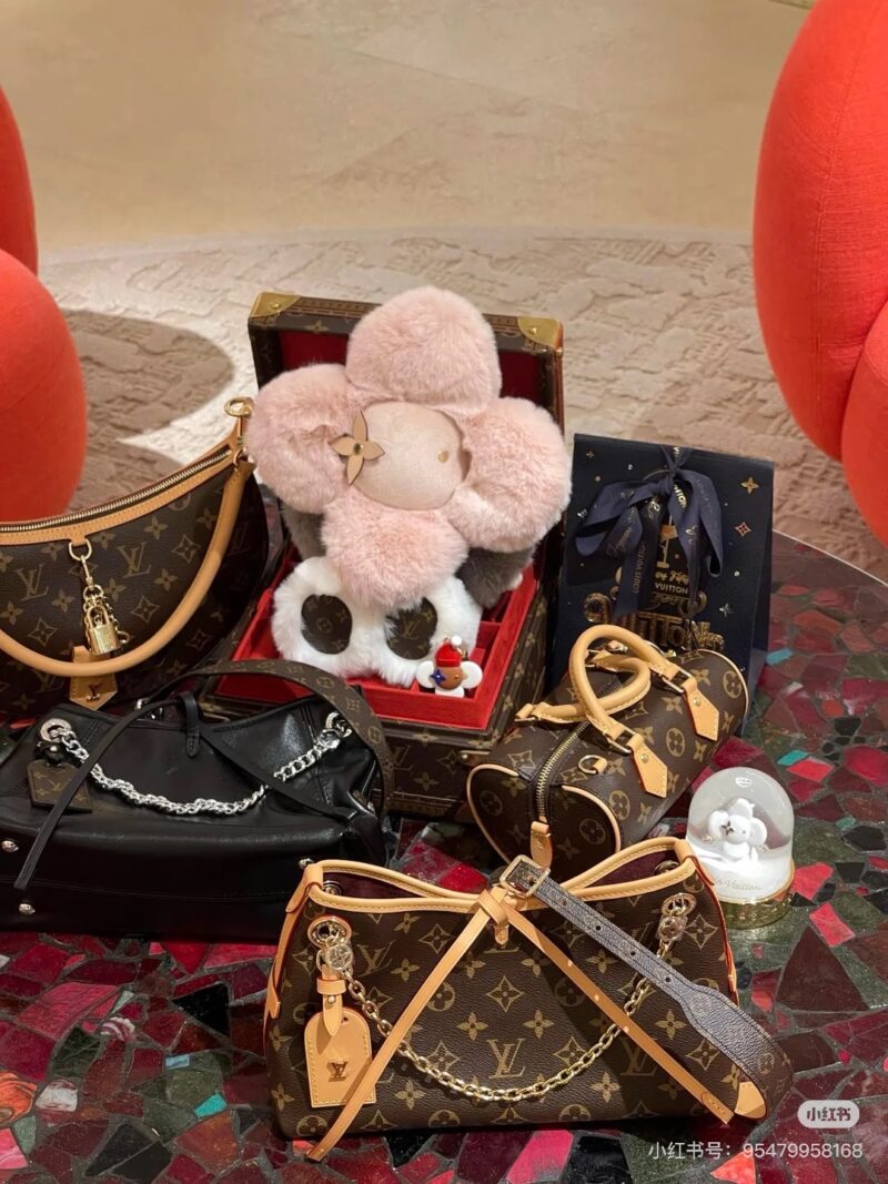 19dcf56db7.jpg " LV Speedy Trunk20 Hardware Edition
Speedy trunk 20 pillow bag for fashion show boutique
Fashionable, exquisite, retro, noble and elegant
Concave shaped carrying It's absolutely amazing! It looks absolutely stunning!
Old flowers are getting on my he...