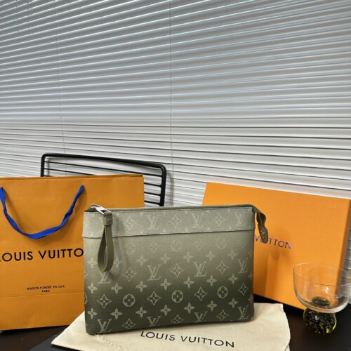 Exclusive real shot of overseas original M11545! This Pochette Voyage Souple clutch is made of Monogram Gradient canvas, cleverly presenting a Monogram pattern that gradually disperses upwards. It can also be placed in a handbag, making daily needs e...