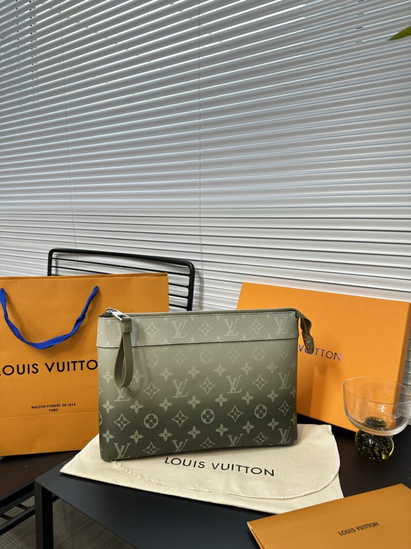 Exclusive real shot of overseas original M11545! This Pochette Voyage Souple clutch is made of Monogram Gradient canvas, cleverly presenting a Monogram pattern that gradually disperses upwards. It can also be placed in a handbag, making daily needs e...