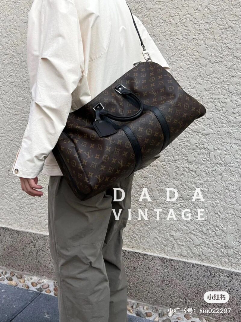 Classic travel bag with flowers