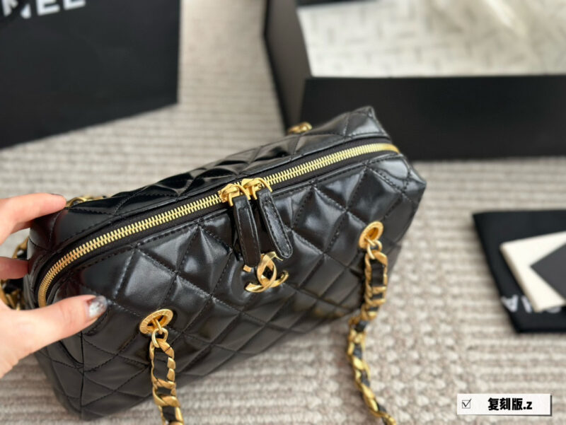 19f5d0a148.jpg 250 boxes
size:25 16cm
Chanel 24 Bowling Bag
This bowling bag is really delicious~
A very popular one recently
The design is not easily outdated and is very fashionable to hold in your hand.
?? superior quality!