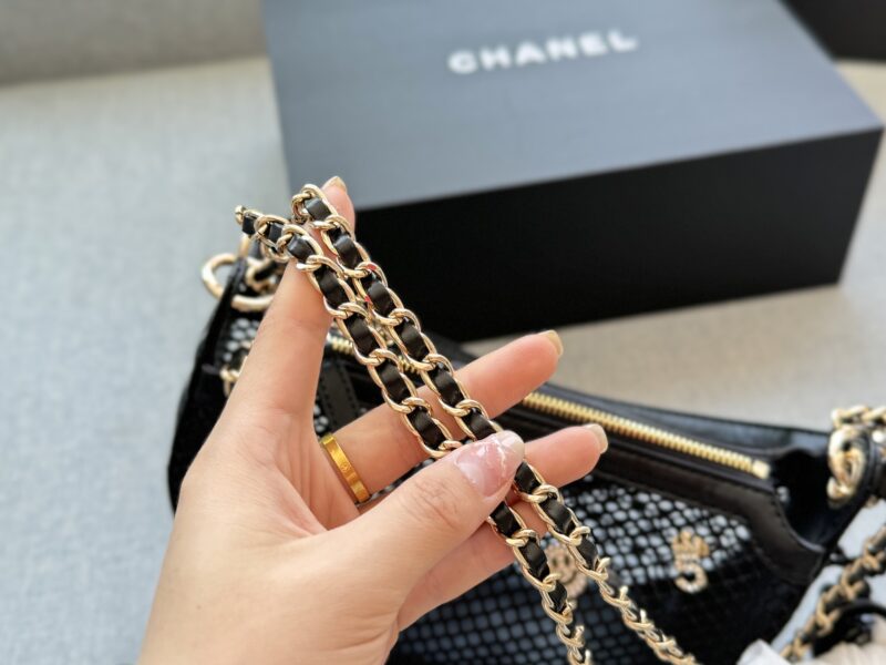 19f98ee0f1.jpg 230 folding box ? Pendant
size:21×15
CHANEL 25S fishing net badge brooch bag armpit bag handbag shoulder bag mesh bag baozi mother bag
Cool and cute~
Perfect for summer~
It's really, really, really exquisite
The slightly larger one has a chain t...