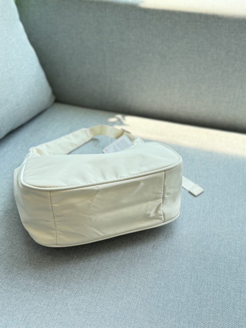 1a0b558ec8.jpg 180 airplane box
size:27×19
Lululemon 4L Nylon Underarm Bag Handbill Shoulder Bag
Underarm handbags are also full of design sense! Smooth and textured, with a large capacity!
Love at first sight armpit croissant