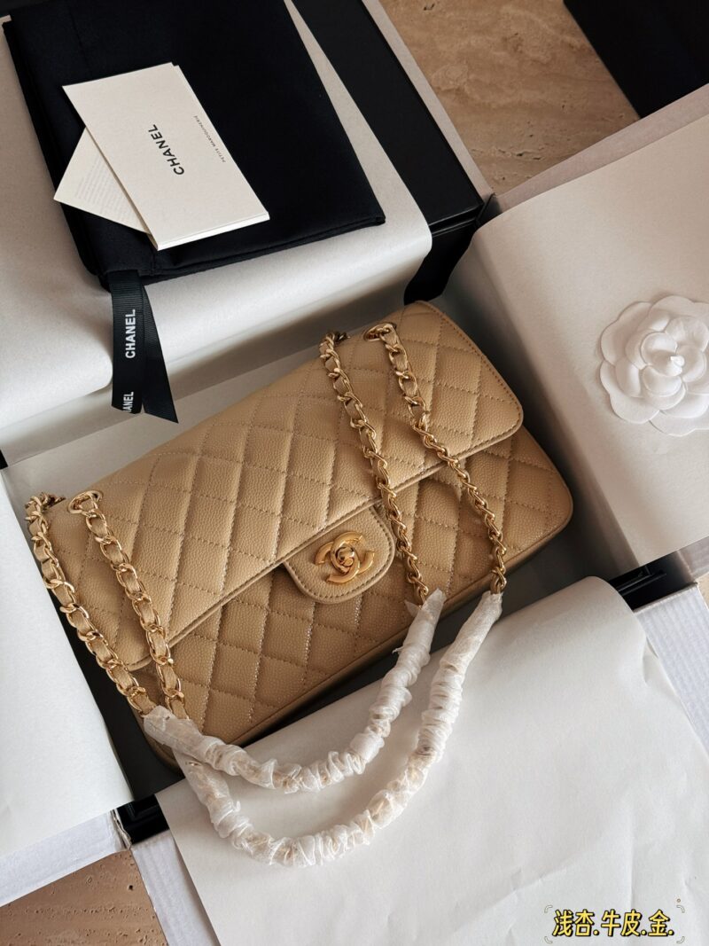 1a1deb075e.jpg 250 boxes
size:25*16cm
Xiaoxiangjia CF, we have always been very dedicated to doing it
Flash sale of other products on the market
Caviar cowhide
A very comfortable one!
Light beige makes the gentlest CF girl