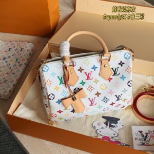 300 box upgrade version y
size：25*19cm
L Home * Takashi Murakami Speed25
White tri color is newly launched
I got the fastest one
Looks good, looks good
The bow tie bag hanging is quite cute
Suitable for the upcoming spring and summer season!