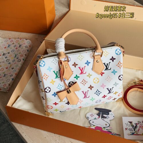 300 box upgrade version y
size：25*19cm
L Home * Takashi Murakami Speed25
White tri color is newly launched
I got the fastest one
Looks good, looks good
The bow tie bag hanging is quite cute
Suitable for the upcoming spring and summer season!