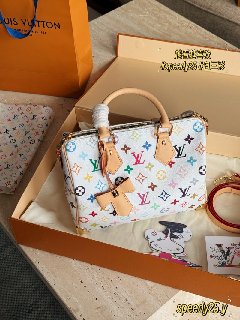 300 box upgrade version y
size：25*19cm
L Home * Takashi Murakami Speed25
White tri color is newly launched
I got the fastest one
Looks good, looks good
The bow tie bag hanging is quite cute
Suitable for the upcoming spring and summer season!