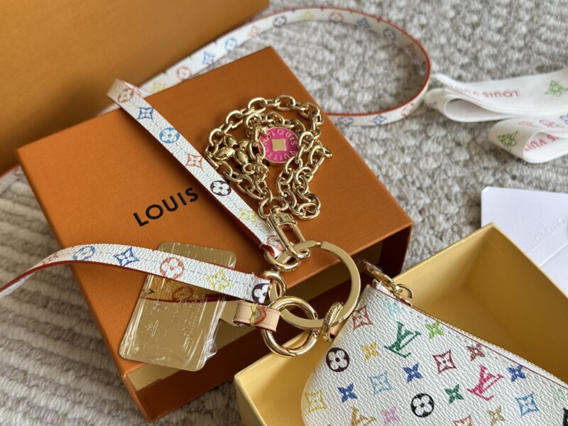 210 fashion is indeed a cycle
Who got the LV Murakami Takashi limited edition phone chain bag? It's so cute, isn't it? As expected, a fashionable item can only hold one lipstick
It's okay to use it as a pendant or a card bag when going out. It's expe...