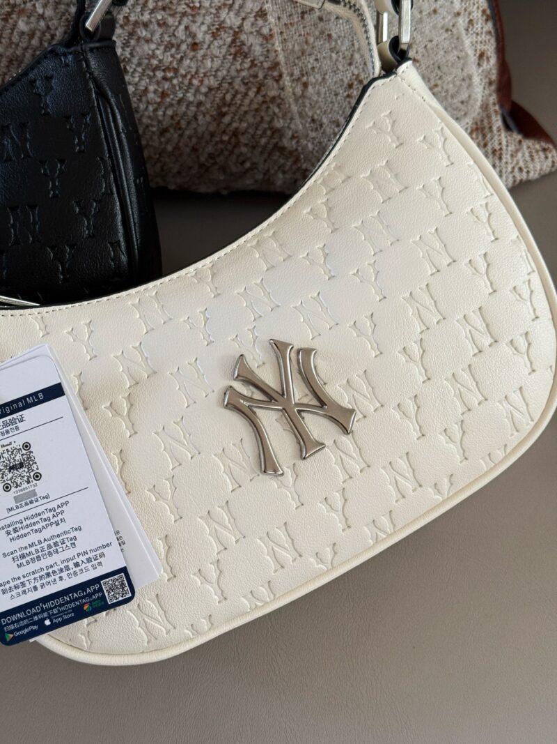 1a2fab2317.jpg 170 boxes
size:22*15cm
Summer travel|
We can't do without an MLB armpit bag
MLB Dark Pattern Underarm Bag
Understand me, black and white are two colors
High end feeling with leather surface for better maintenance