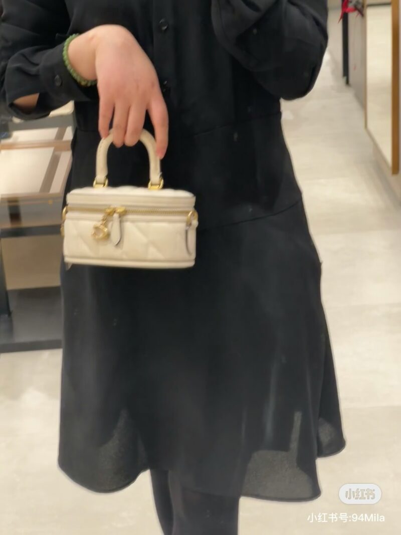 1a3aafae30.jpg Coach's new box bag is back!
This one is finally not so useless! Can install a mobile phone!
Her upper body looks very princess!
#Box bag # Exquisite small bag # Coach