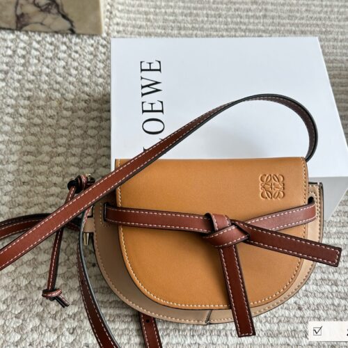 210 box
Size: Width 21 * Height 14cm
Love Loewe Gate Mini!
Don't look at his palm, it's so big
The capacity is very friendly!
?? New product! ? Chest bag! Crossbody!
The leather of cowhide has an excellent hand feel
The leather is so good that ...
