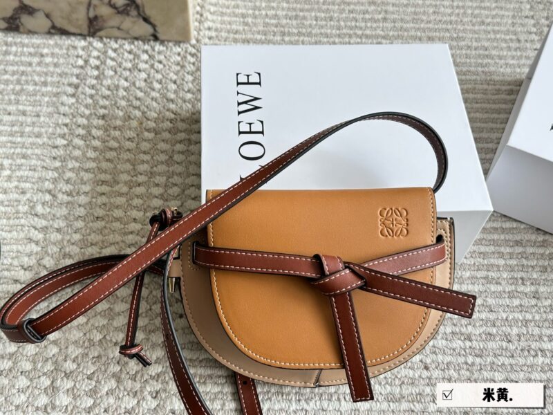 1a41e0bc59.jpg 210 box
Size: Width 21 * Height 14cm
Love Loewe Gate Mini!
Don't look at his palm, it's so big
The capacity is very friendly!
?? New product! ? Chest bag! Crossbody!
The leather of cowhide has an excellent hand feel
The leather is so good that ...
