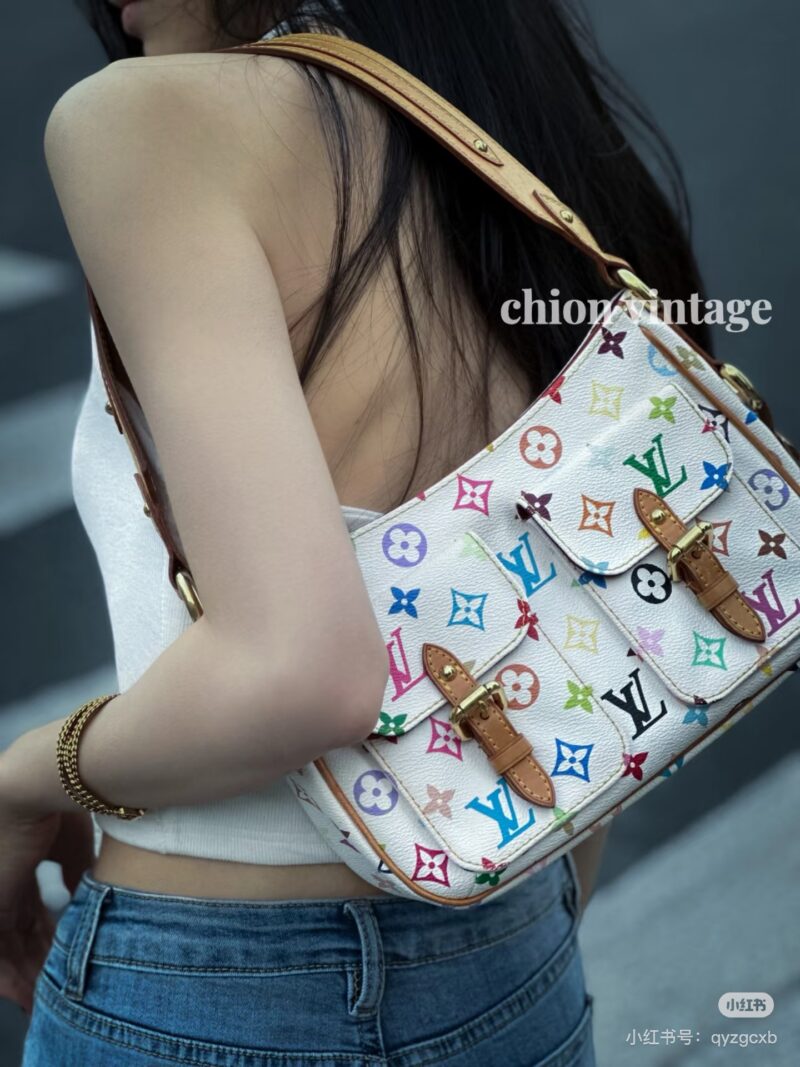 1a4359c200.jpg -The famous King of Bags in the medieval world, with a double pocket college style, playful and cute color matching, and full capacity, can be paired with casual hoodies or coats without any sense of incongruity. Even the fairy sisters are under its ...
