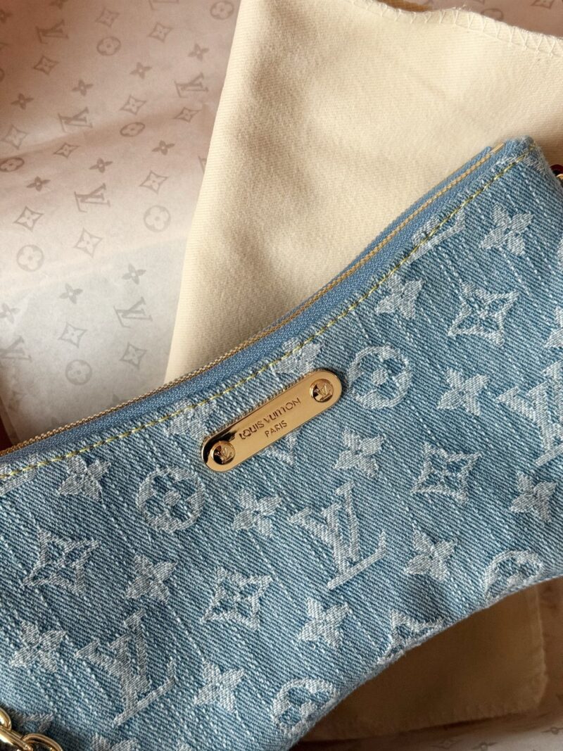 1a7828eb2e.jpg 235 box
size:24.5*14cm
L's cowboy Danny has been bought by me!!!!
The light denim Danny bag feels great in summer!
Wearing a small vest in summer is just right, it can be slung diagonally!
I absolutely love it!!