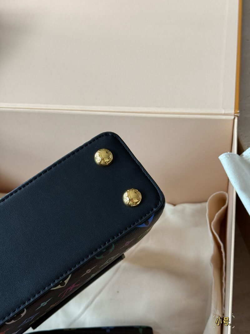 1a808220ea.jpg 215225 with box
Size: 22 * 13cm (new horizontal version)
28*17cm
L Capucines handbag
Full grain Taurillon cowhide cutting
It feels low-key but has a luxurious texture!!
classic! classic!