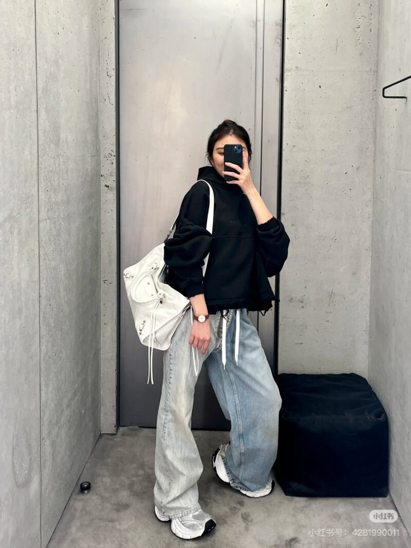 1a8455c2bd.jpg Balenciaga motorcycle silver is so handsome!!! Motorcycle bags will really be loved forever
A locomotive with a silver buckle will appear cool and aloof. C0o
Laziness comes naturally. The motorcycle bag can be equipped with a casual and free spirited...