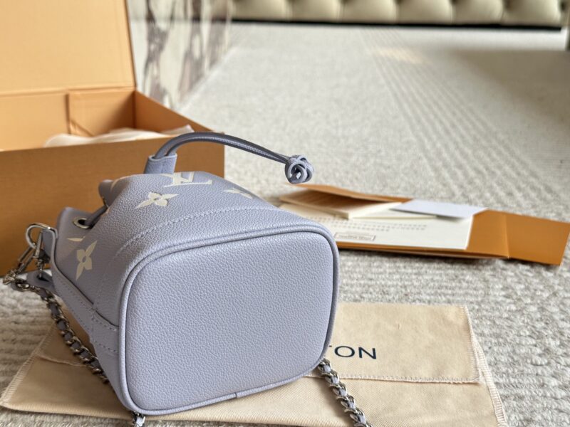 1a89aff61a.jpg 225 boxes
Upgraded version
size:13*16cm
LV new nano purple small water bucket
The upper body size is just right!
Finally arrived at my favorite color!