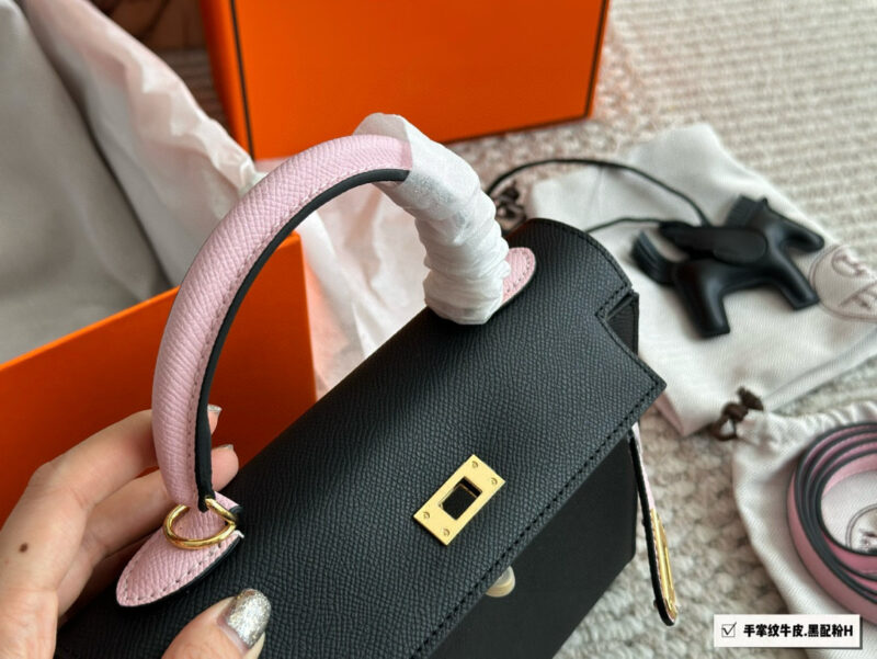 Color blocking ￥ 275
Leather Palm Pattern Gift Silk Scarf Pony Pendant Hermes Kelly Hermes Palm Pattern Calfskin, Material Imported, Size: 28cm. If you like this style, you must take it off. Original mold customization for shipment, hardware with lo...