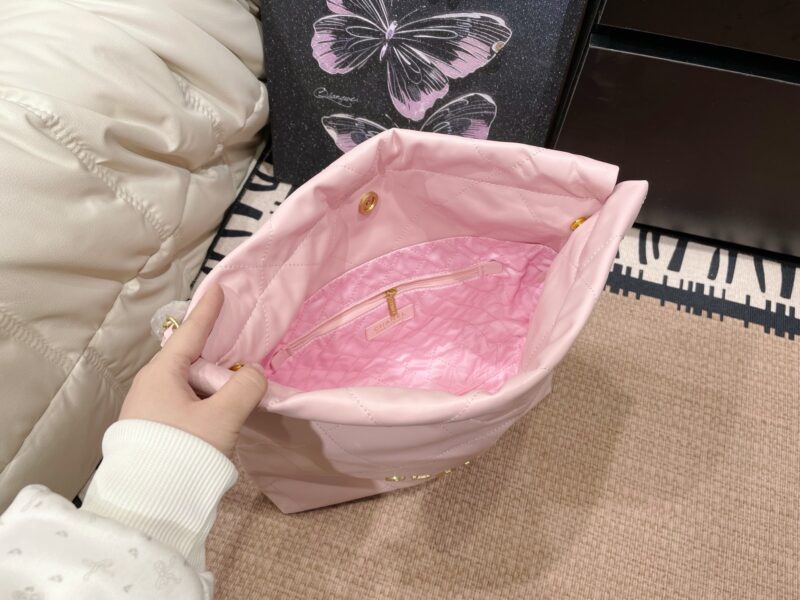 Folding box
Chanel garbage bag
The physical object with a relatively large capacity is stunning!
Can be carried by hand, shoulder crossed, or slung over the back
The upper body is also very beautiful, showing off one's temperament
It really smells go...