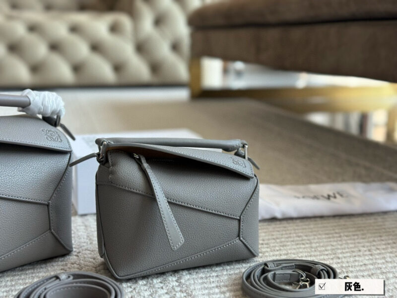 1aa70d4cad.jpg 235 260 box
Size: 18 * 11cm (small size)
24 * 15cm (large size)
Loewe Geometry Package Puzzle
A very textured color,
Glacier Blue Puzzle Edge is very advanced!
?? Cowhide quality!
Completely hold on!
