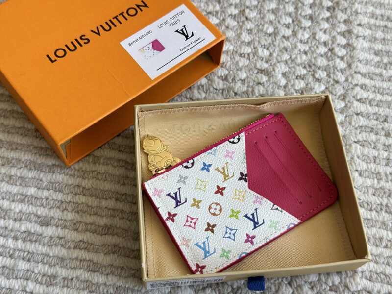 1aab86f89b.jpg 155 boxes
size:12*8cm
Cute things can heal everything
The white tri colored card bag from L's family is indeed very outstanding
White tri color with a red lining!
It's really amazing!