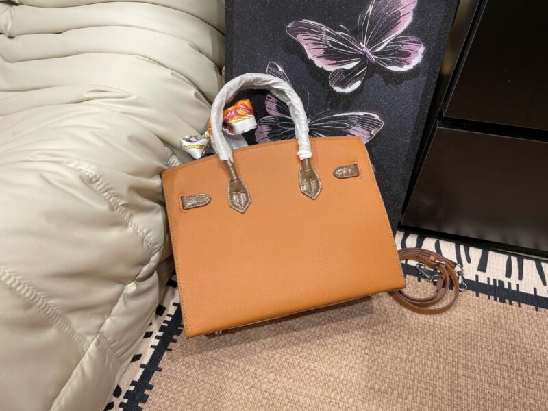 1ab92b23c9.jpg Folding box ? Airplane Box
Hermes new Birkin house handbag
The elements of the house seem to bring fairy tales into reality
Unique and adorable, absolutely eye-catching ??
Open the mouth, pick up the casual, lazy and buckle up temperament
Exqui...