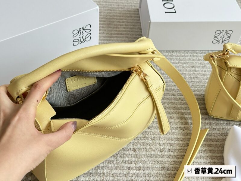 1aca973ff5.jpg 225 255 box
Size: 18 * 11cm (small size)
24 * 15cm (large size)
Loewe Geometry Package Puzzle
A very textured color,
Vanilla Yellow Puzzle Edge is very high-end!
?? Cowhide quality!
Completely hold on!