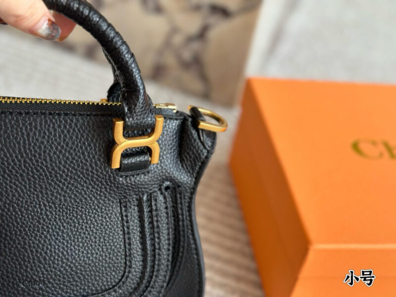 Cowhide 305 with box
size：22*17cm
Chloe's hand-held saddle bag
Fur/tassel/rivet/horseshoe buckle
Incorporate trendy elements!
Retro ? Advanced!