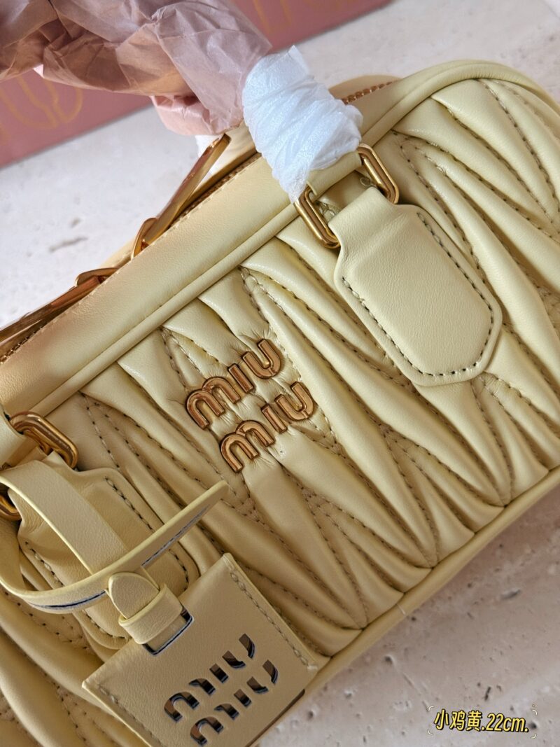 255 Upgraded Edition Box
size：22*11cm
New size of miumiu bowling ball ??
Summer New Chick Yellow
Milk shake yellow bag is super good
Summer colors~Comfortable
Can be carried by hand or slung diagonally
Full capacity~~
The appearance is Princess...