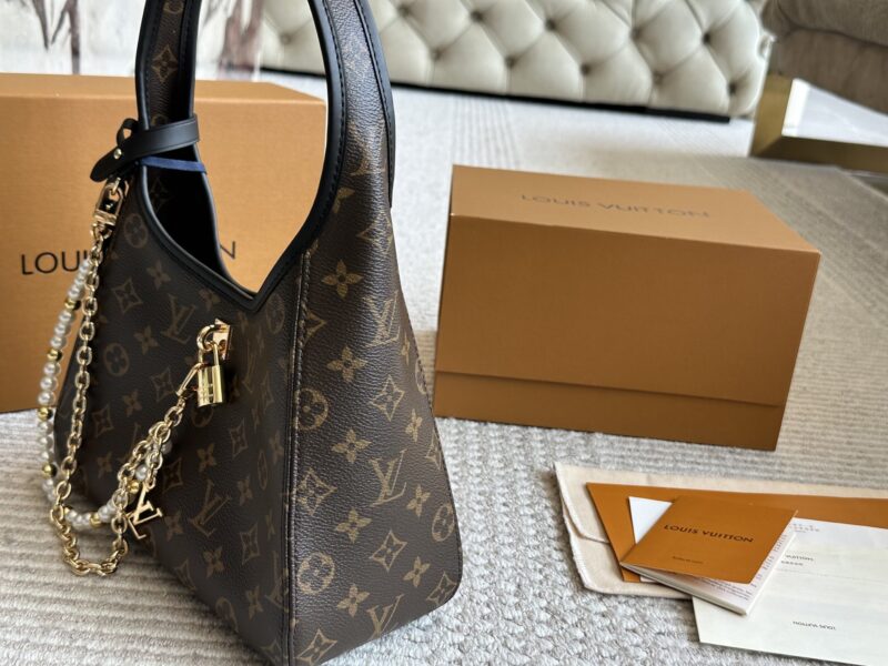 260 gift chains in boxes
LV | April Women's New The Drop Underarm Bag
This new bag feels like time has gone back when worn
It has a strong retro feel, after all, it is a replica of the 2018 model, super durable, and the more you look at it, the bette...