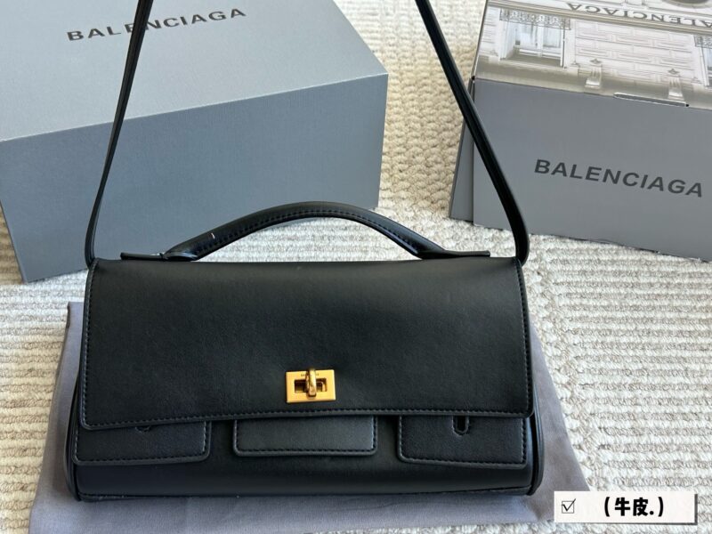 1b0528afd6.jpg Cowhide 270 with box
size: 28*14cm
The Belair series from Balenciaga is simply amazing!
The new handbag/crossbody bag is small and exquisite!
Cowhide quality!
The toughness and texture of leather are very soft