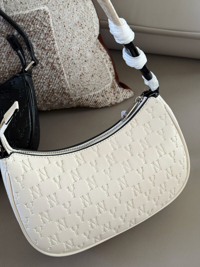 1b093dd01f.jpg 170 boxes
size:22*15cm
Summer travel|
We can't do without an MLB armpit bag
MLB Dark Pattern Underarm Bag
Understand me, black and white are two colors
High end feeling with leather surface for better maintenance