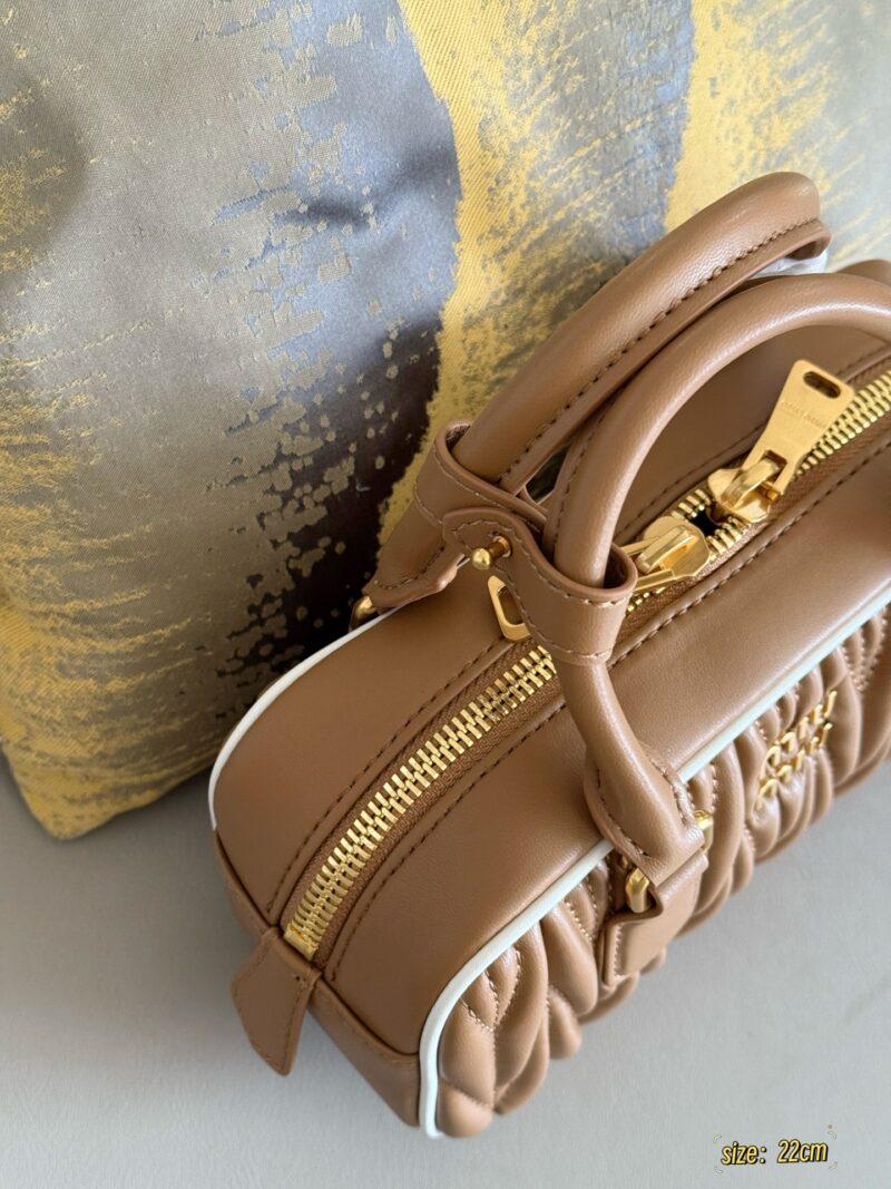 255 Upgraded Edition Box
size：22*11cm
New size of miumiu bowling ball ??
On the basis of the original bowling ball, white leather rolling edges have been added, giving it a more stylish look#
Summer colors~Comfortable
Can be carried by hand or ...