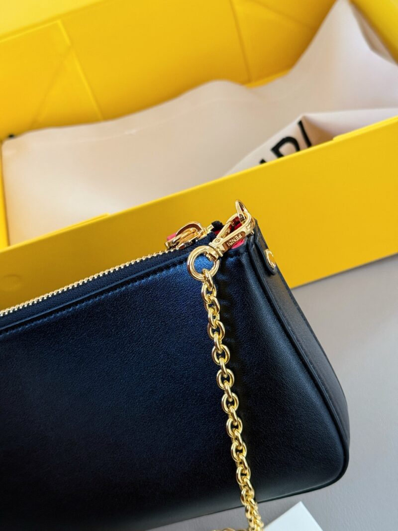 1b1f4296bb.jpg 220 boxes
size:20*12cm
Fendi Underarm Bag/Mahjong Bag
Fendi Tan Jianji's small charcoal fire is too awesome
The small charcoal fire continues to charge
The leather shoulder strap has a strong texture, and the hardware chain is more exquisite
Love, ...