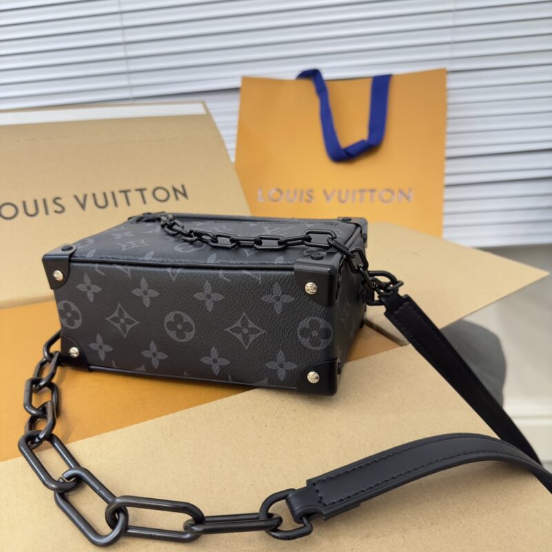 Copy of original order ? MINISOTTRUNK black floral handbag features the iconic Monogram print paired with contrasting resin chain straps, creating a delicate and charming design. This charming handbag has sharp edges and elegant connotations, sho...