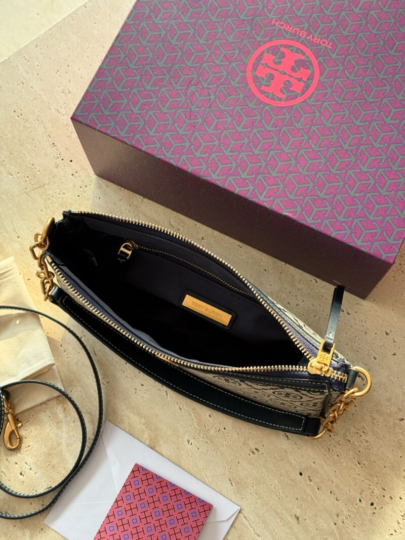 1b34cb2605.jpg 225 boxes
size:27*15cm
TB Monogram Underarm Bag
Laohua full printed armpit bag
Handheld single shoulder crossbody bag with elegant temperament
Underarm bag is very lightweight, woven with jacquard fabric, blue is very lively