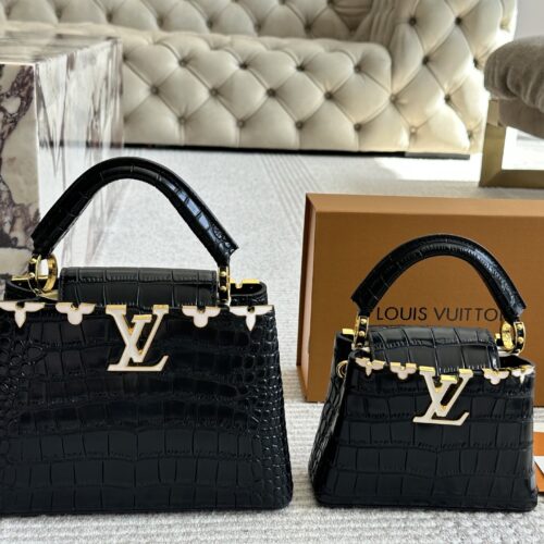 ￥ 250, 160 folding box
LVCapucines noblewoman bag gold buckle hardware, super complicated production process, essential for queen style, mini unique ultra wide shoulder strap, classic large logo design, combined with monogram classic small flower el...