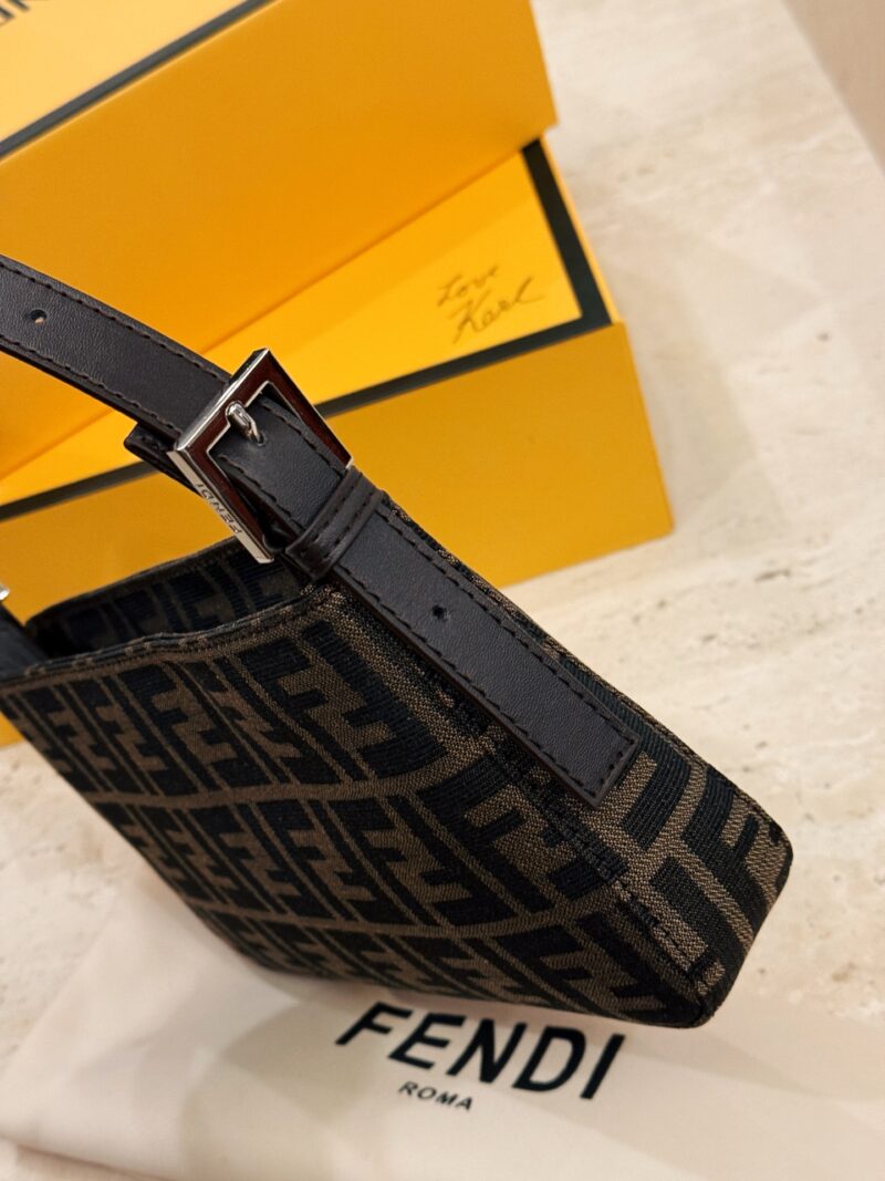 1b43355aef.jpg 190 box
size:25*14cm
Fendi Underarm Bag/Mahjong Bag
Really perfect!
Love, love, love!
Handheld, Underarm, Crossarm