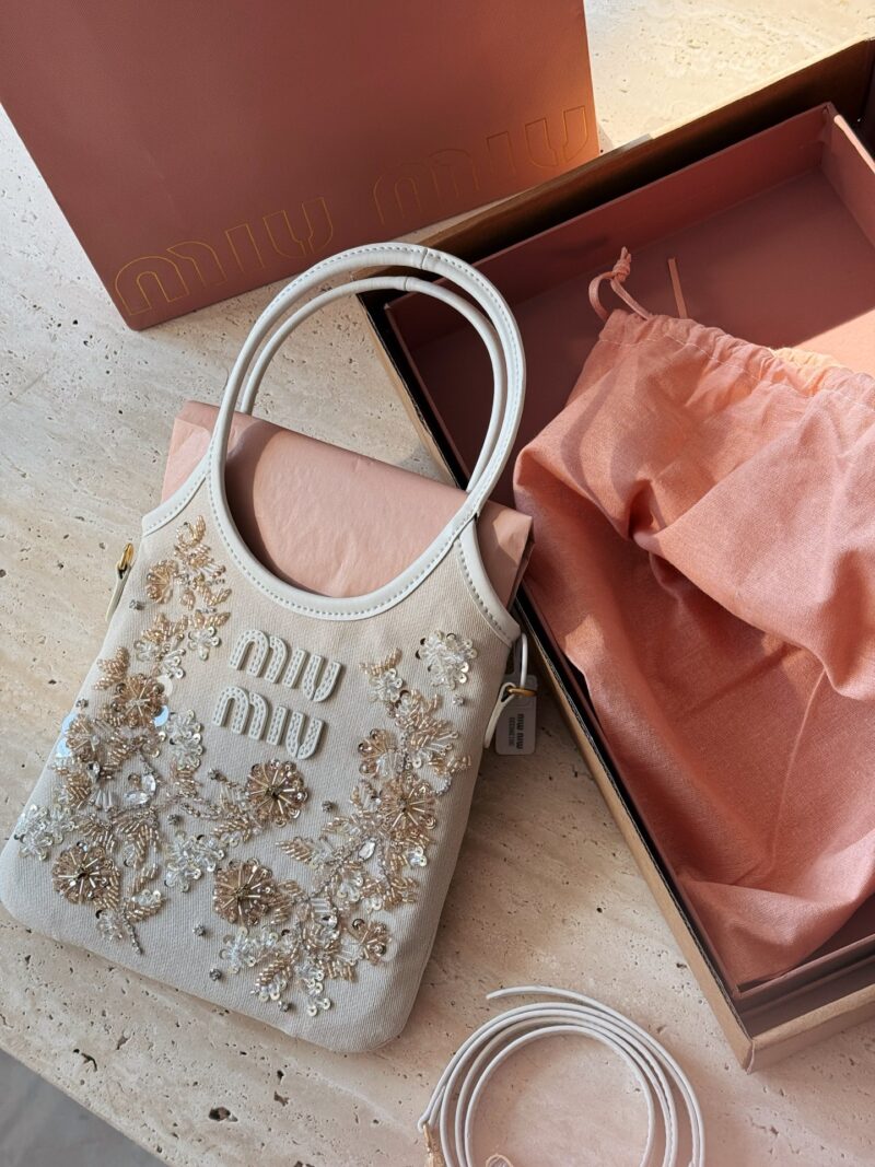 410 with complete packaging
Size: 19 * 32 (including wrist)
Cute Miumiu Ivy
Miu Miu | Ultimate craftsmanship | Who doesn't love BlingBling? Bling is simply amazing
Wealthy and charming eyes