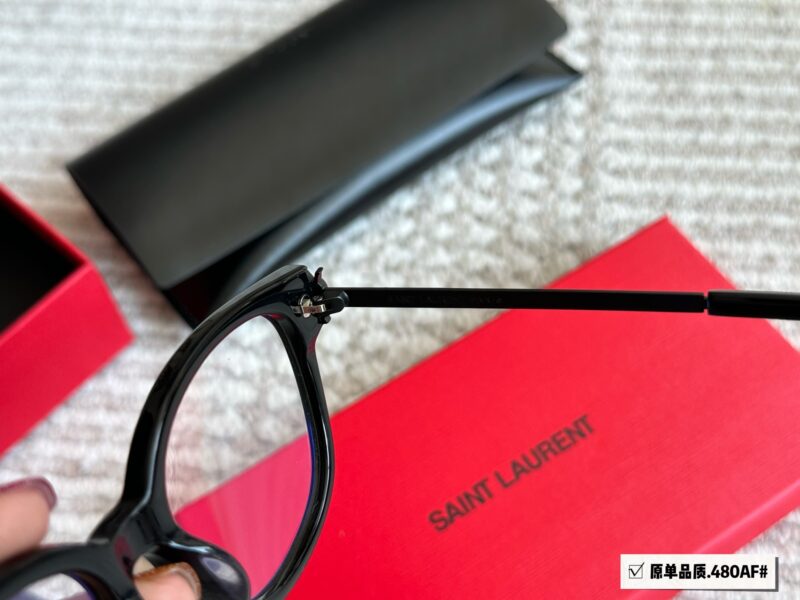 1b5a1bf6c1.jpg 210 box
YSL's greatest item has appeared~YSL is really amazing
The logo next to the mirror legs is really eye-catching
Cat's eyes are quite rare
I didn't expect YSL's house to have such a beautiful nude mirror
Chong Chong Chong Chong#