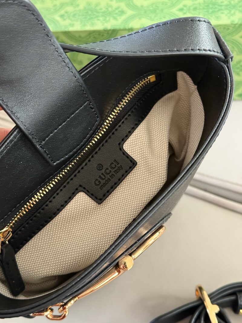 1b5bc5fa43.jpg 230 without box
size:18*20cm
GG bucket bag with versatile HOBO design
Very durable
Practical large capacity~
Configure extended shoulder straps
It can better meet different dressing needs and allow you to freely match them