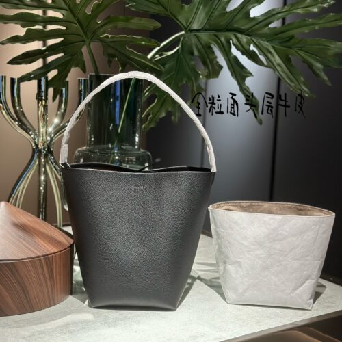 Bucket Bag ? Gift inner bag G7155 # p375
Liu Yifei, Ni Ni, Dong Jie, Naza, Yang Mi
Waiting for many female celebrities to wear the same bucket bag as the old forward bucket bag, medium size full grain top layer cowhide
The favorite of minimalism, w...